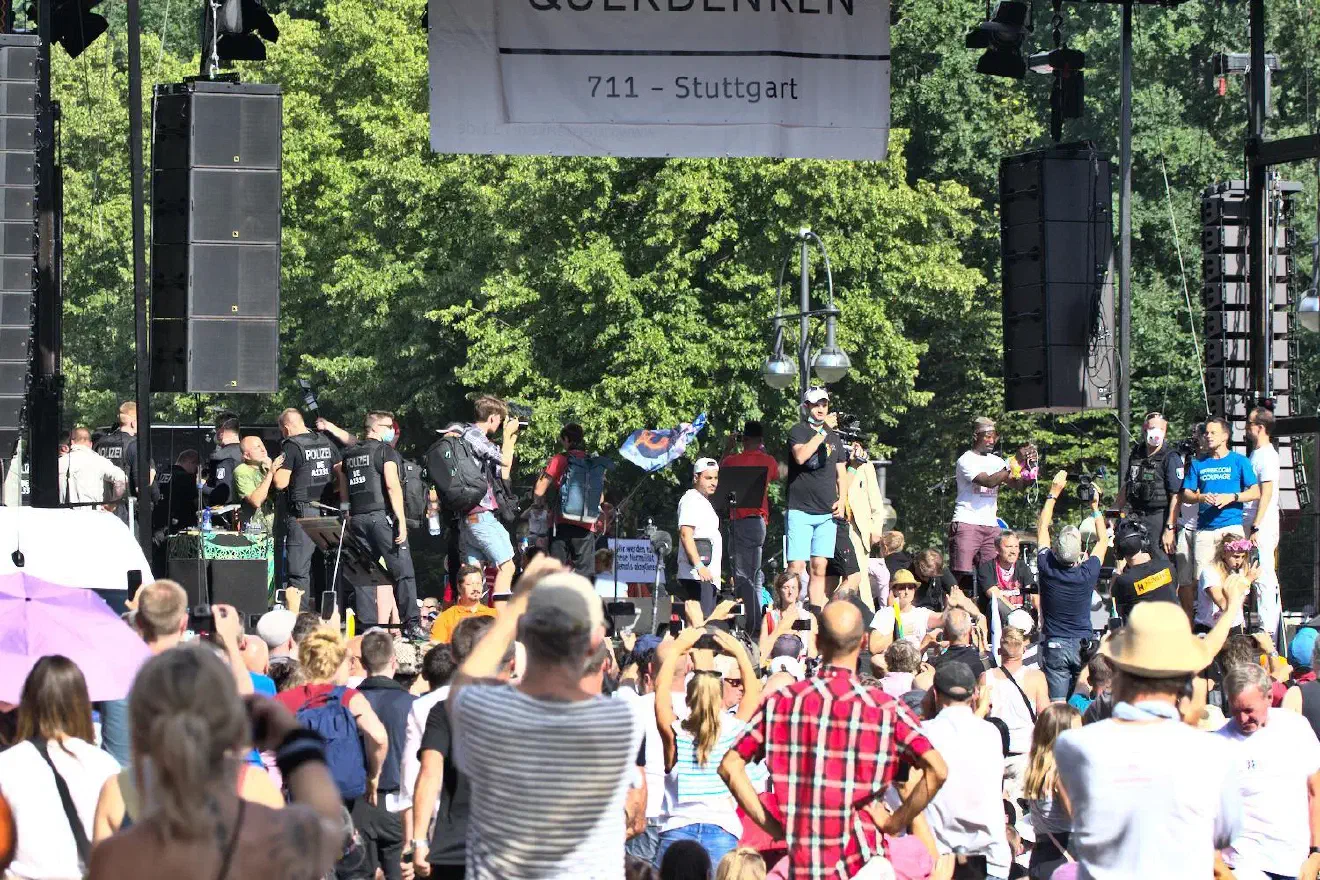 Erst nach längerer Zeit unterbrach die Polizei die Veranstaltung und stellte den Strom ab.