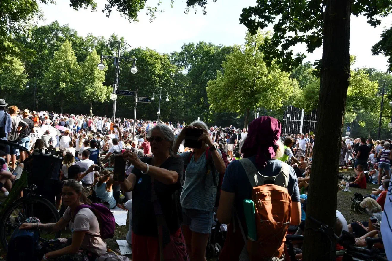 Pressevertreter*innen oder andere Menschen mit einer Maske wurden bedrängt.