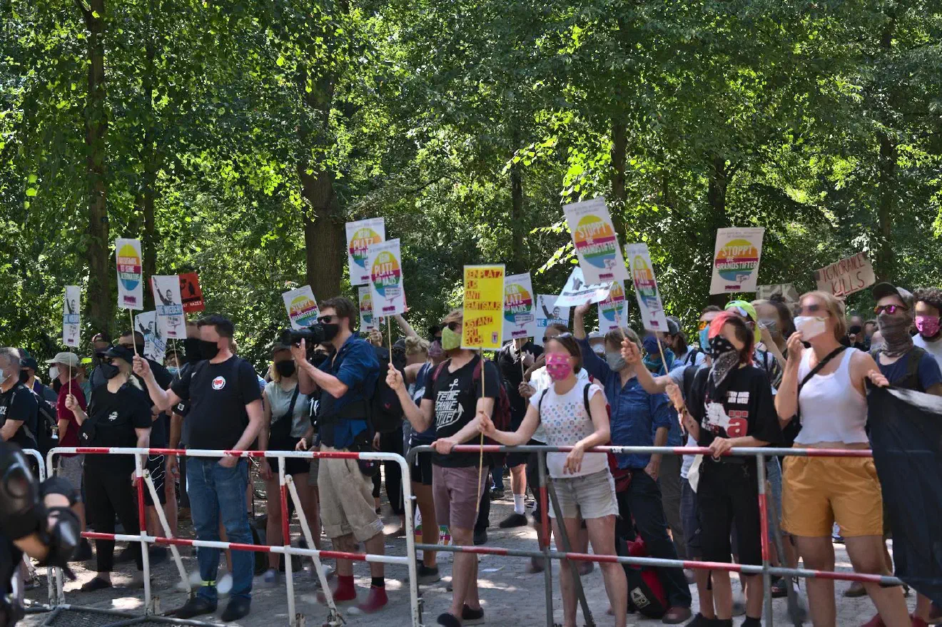 Der Gegenprotest fand an diesen Tag verstreut statt.