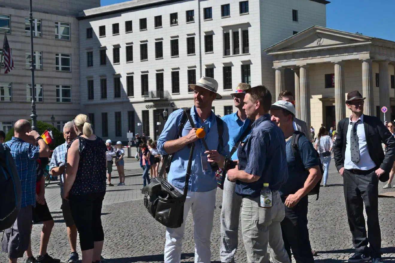 Schon zu Beginn des Tages versammelten sich auf dem Pariser Platz einige rechte Persönlichkeiten. Hier zu sehen sind unter anderem Udo Voigt (hinten links), Nikolai Nerling (mit dem Mikrofon) und Henry Hafenmayer (weiße Mütze).