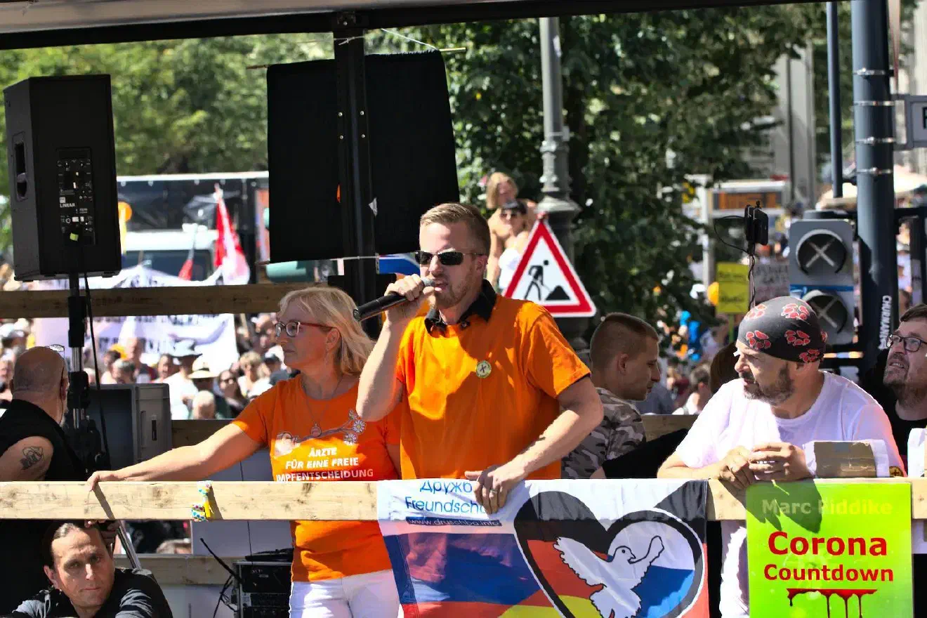 Hier zu sehen ist Marcel Wojnarowicz von der Band Die Bandbreite. Er tritt öfters als politischer Akteur in erscheinung. So begleitete er beispielsweise die Partei Deutsche Mitte in ihrem Bundestagswahlkampf.