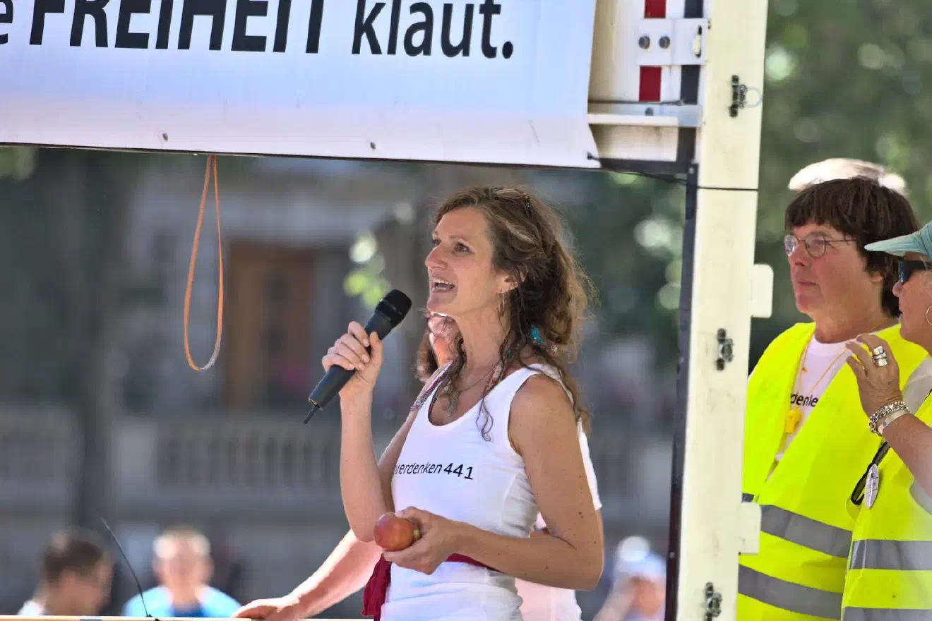 Friederike Pfeiffer-de Bruin ist verantwortlich für die Querdenken-Demonstrationen in Oldenburg. Sie nahm in Berlin ebenfalls eine organisatorische Rolle ein und fuhr auf dem ersten Wagen mit.