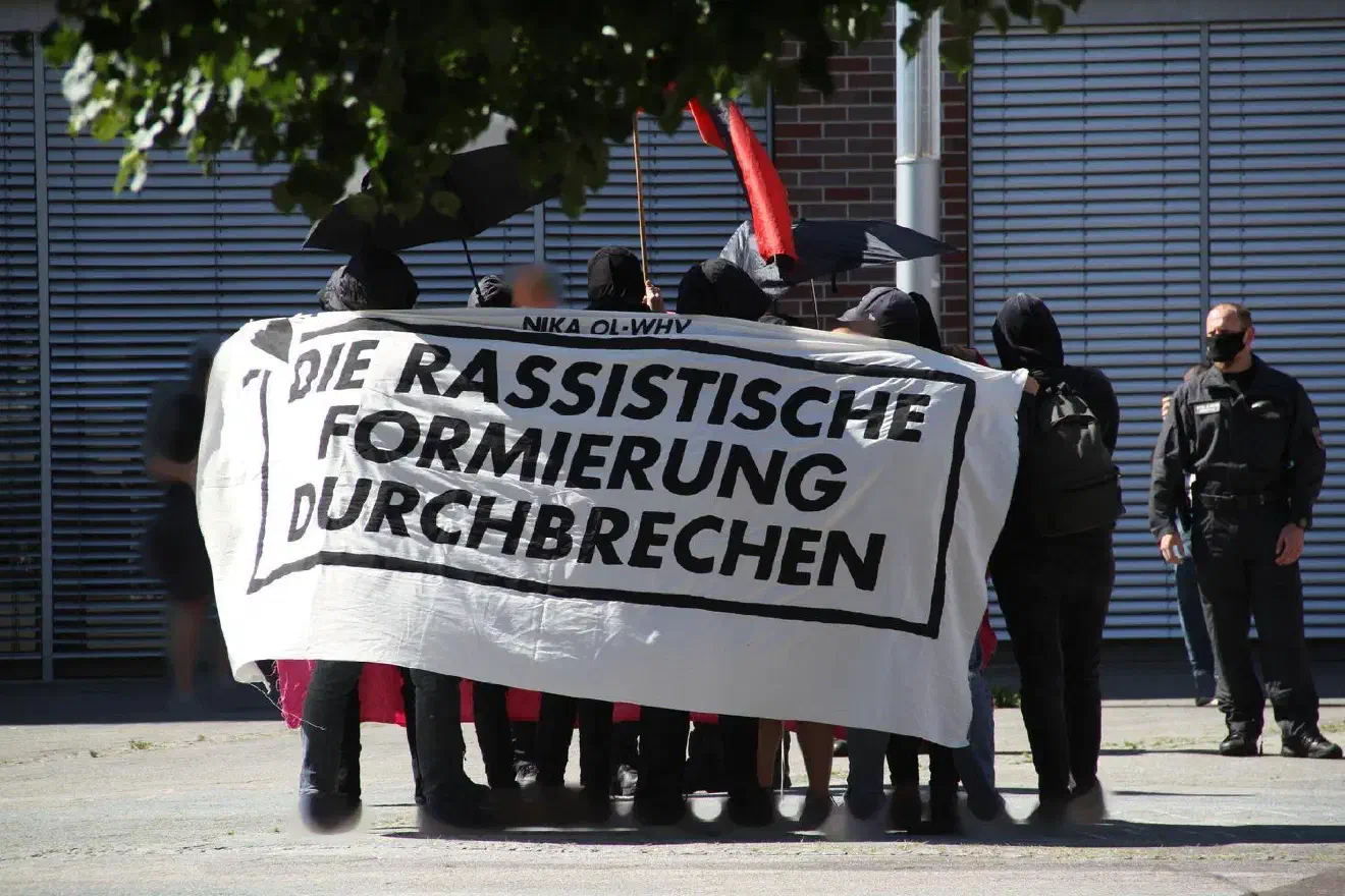 Eine kleine Gruppe Protestierender nutzte zu Beginn die Unachtsamkeit der Polizei aus und besetzte in einer spontanen Aktion den Valoisplatz.