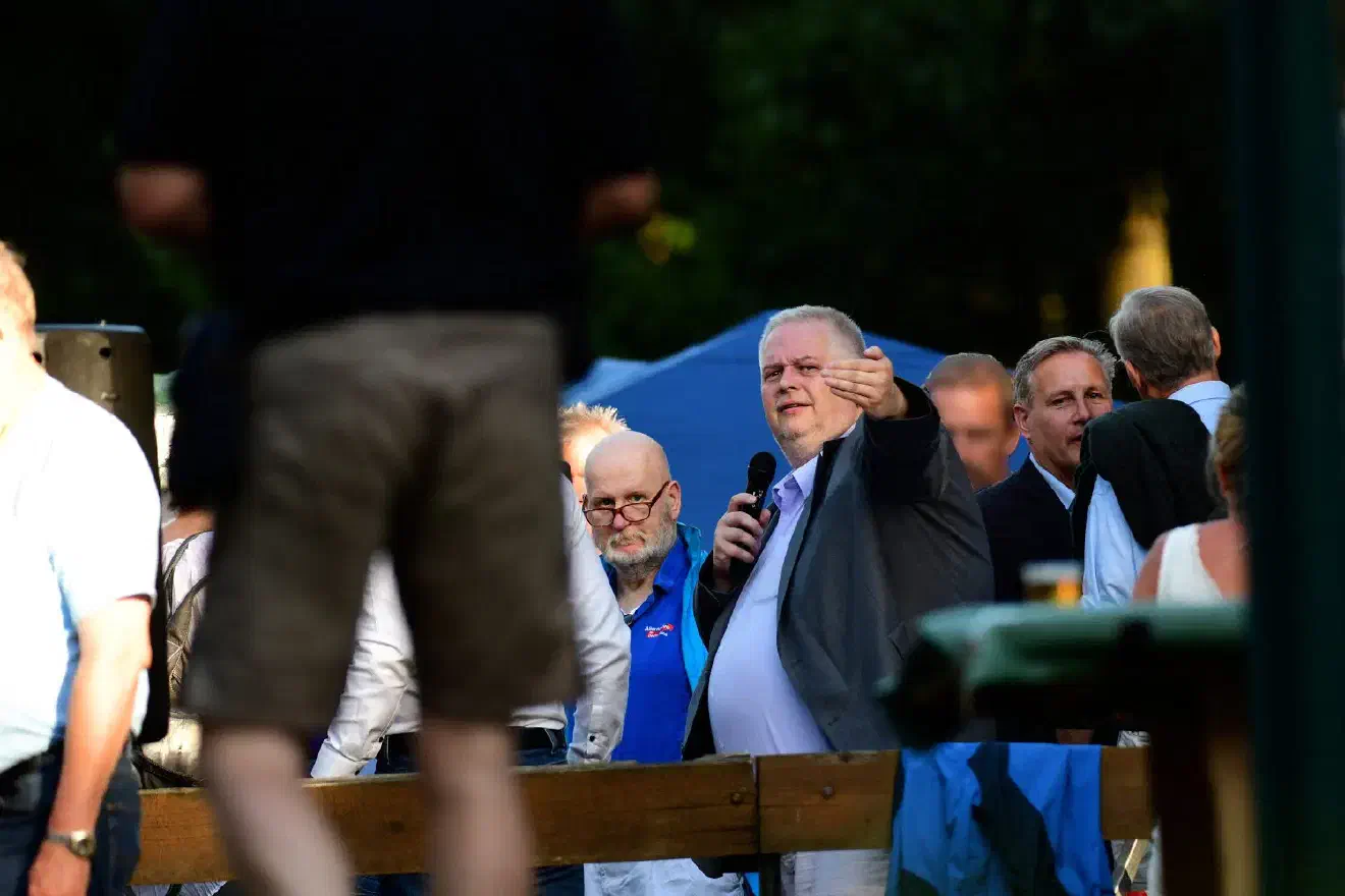 Die Veranstaltung wurde durch Maik Schmitz (Bildmitte), dem Vorsitzenden des AfD-Kreisverbandes in Northeim geleitet.