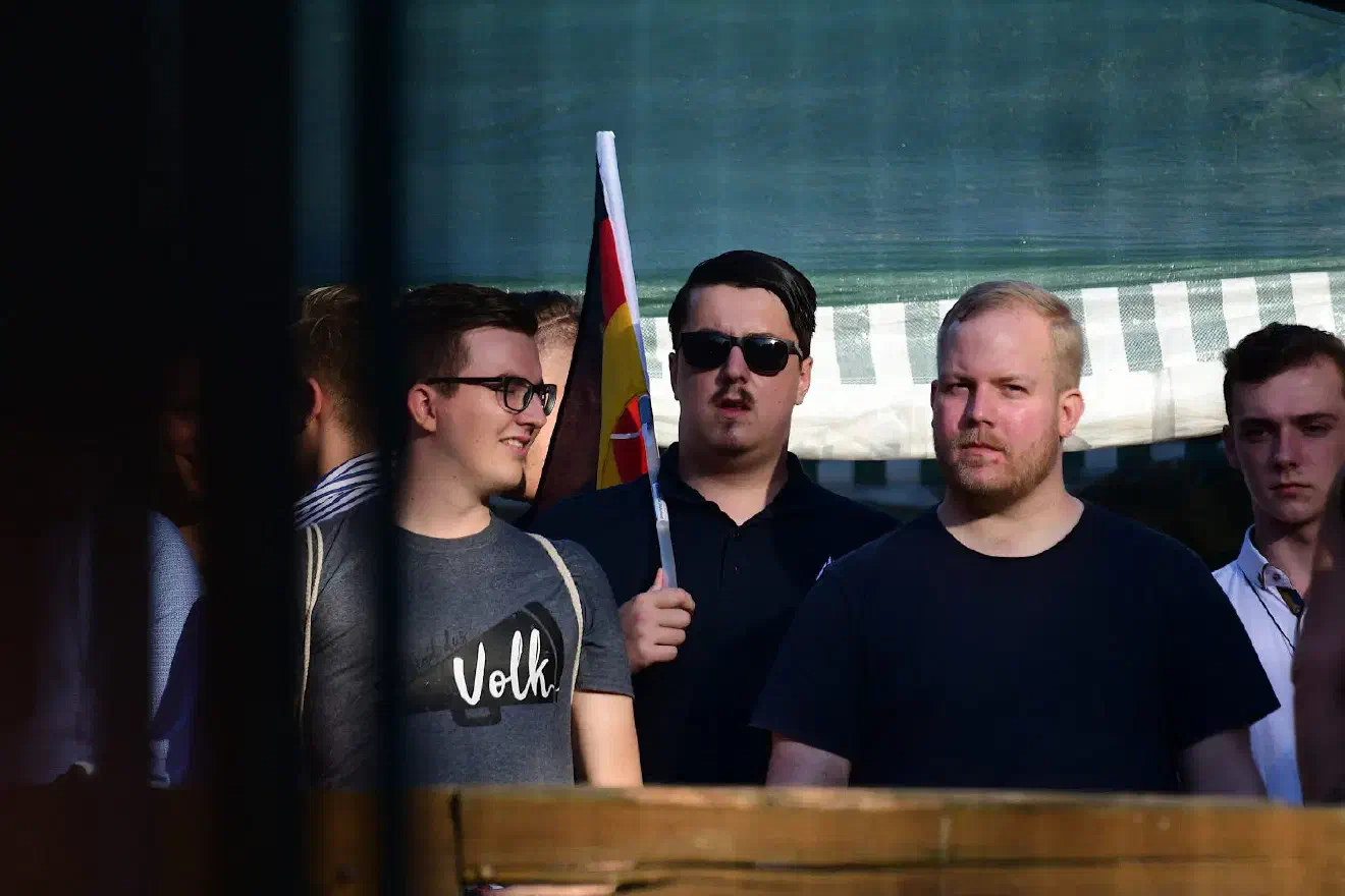 Unter den angereisten teilnehmer*innen befanden sich eine Vielzahl von Personen die in der Vergangenheit bereits im Zusammenhang mit dem sogenannten "Flügel" der AfD in Erscheinung getreten waren.