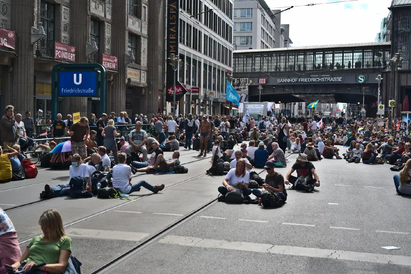 Nach einem gescheiterten Verbotsversuch der Stadt versammelten einige zehntausend Personen in Berlin Mitte.