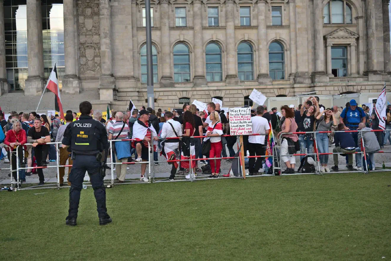 Die Menge von hinten vielleicht 30 Minuten vor dem Durchbruch zur Treppe des Reichstages. 