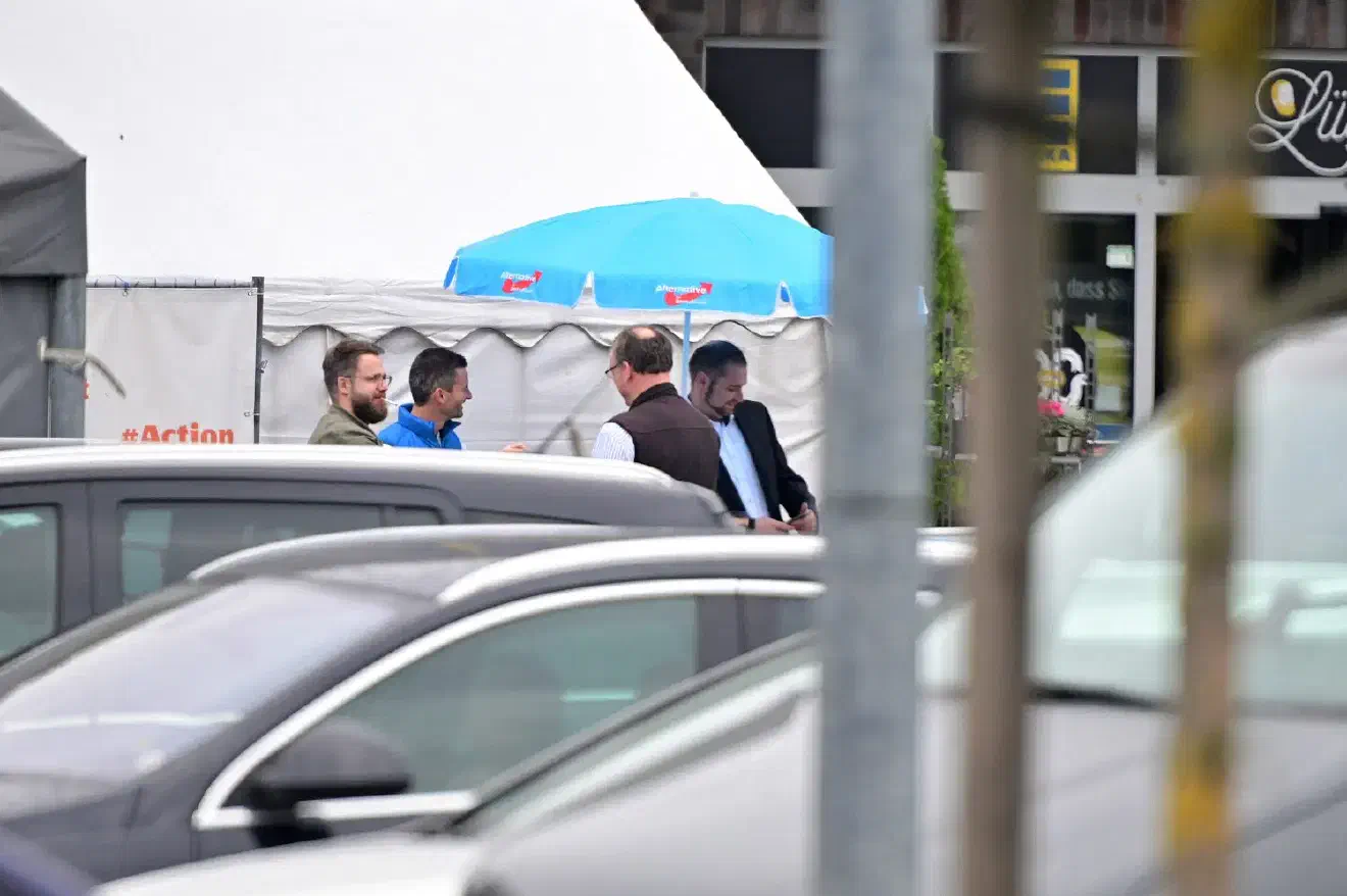 Unterstützt wurde Bothe dabei von angereisten AfD-Aktivisten aus der näheren Umgebung und Neubrandenburg. In den zwei Stunden konnte nicht eine Person für Informationsmaterial der extrem Rechten Partei begeistert werden.