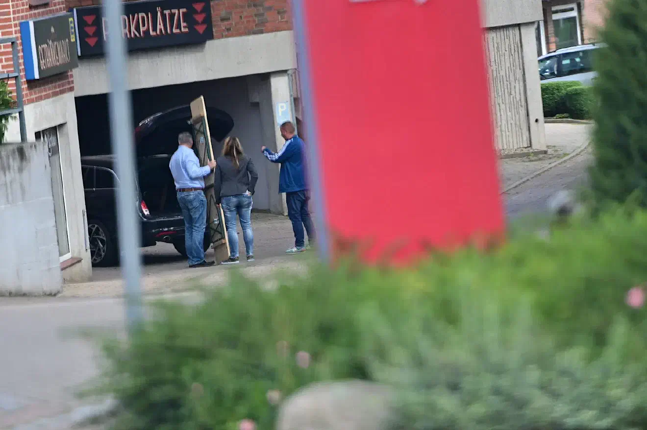 Der AfD-Infostand auf dem Gelände des örtlichen EDEKA in Amelinghausen schien indes nicht zufällig ausgewählt worden zu sein. Im nahegelegenen Getränkemarkt der EDEKA-Filiale bezog die AfD um Jens Kestner auch die Sitzbänke und Tische für die anstehende Veranstaltung.