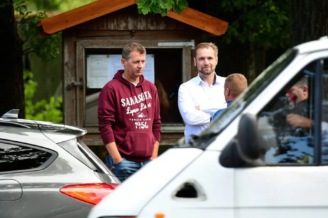 Kestner beschuldigte die angereisten Journalist:innen gegenüber der Polizei gar, ihn in einer Verfolgungsjagd von der Straße gedrängt zu haben. Daraufhin erhielt Kestner eine Strafanzeige wegen Verleumnung.