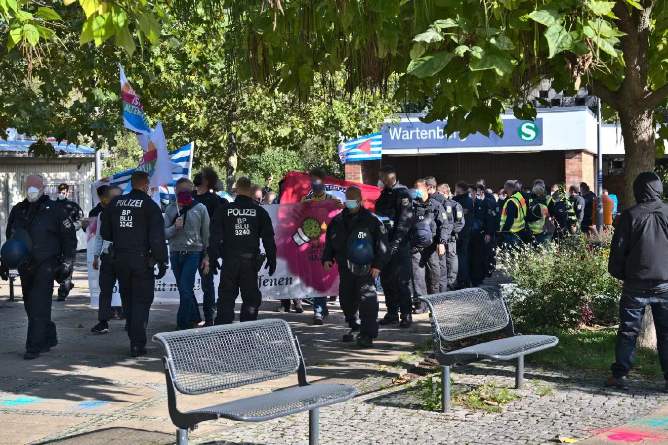 Während der Wartezeit kam es mehrmals dazu, dass sich antifaschistischer Protest dem Versammlungsort näherte. ...