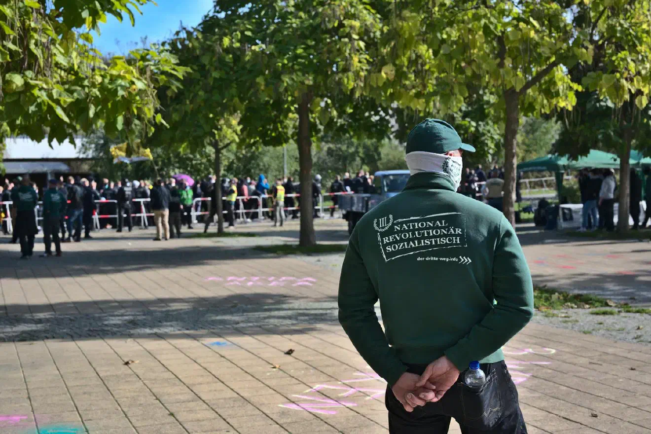 ... Dieser wurde skeptisch beäugt. In den später stattfindenden Reden wurde darauf eingegangen, wie sehr man unter dem Staat und der Antifa zu leiden habe.