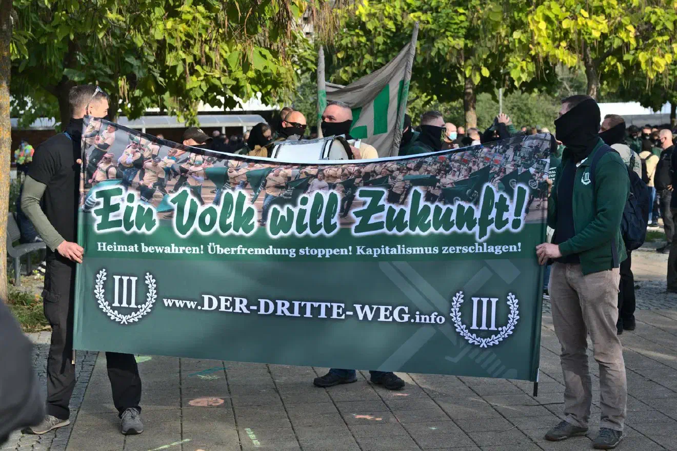 Nicht erlaubt war es außerdem in Formation zu laufen. Der Demonstrationszug musste sich unordentlich durch die Straßen bewegen, was den Teilnehmenden missfiel ...
