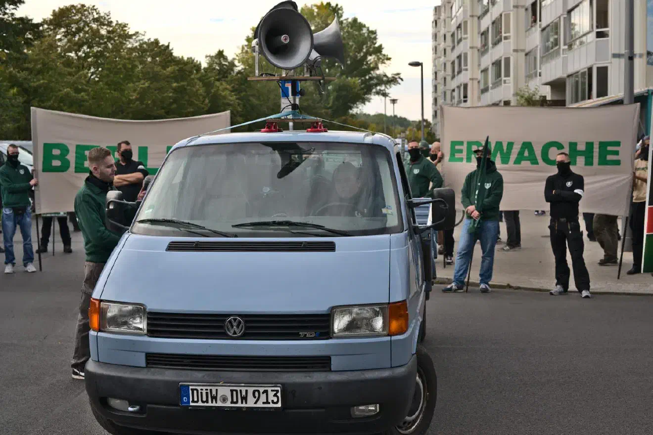 Hier wurde nach einiger Wartezeit kurzerhand eine Zwischenkundgebung abgehalten.