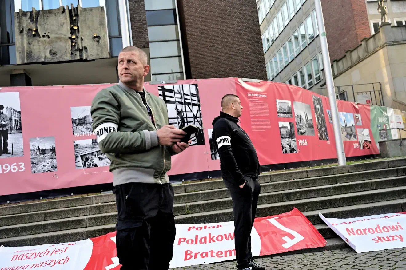Der polnische Unabhänigkeitstag und ein damit verbundener und jährlich in Warschau stattfindender Aufmarsch entwickelte sich in den vergangenen Jahren zum Stell-Dich-Ein von Ultra-Nationalist*innen, Neofaschist*innen und gewaltorientierten Fussballhooligans.