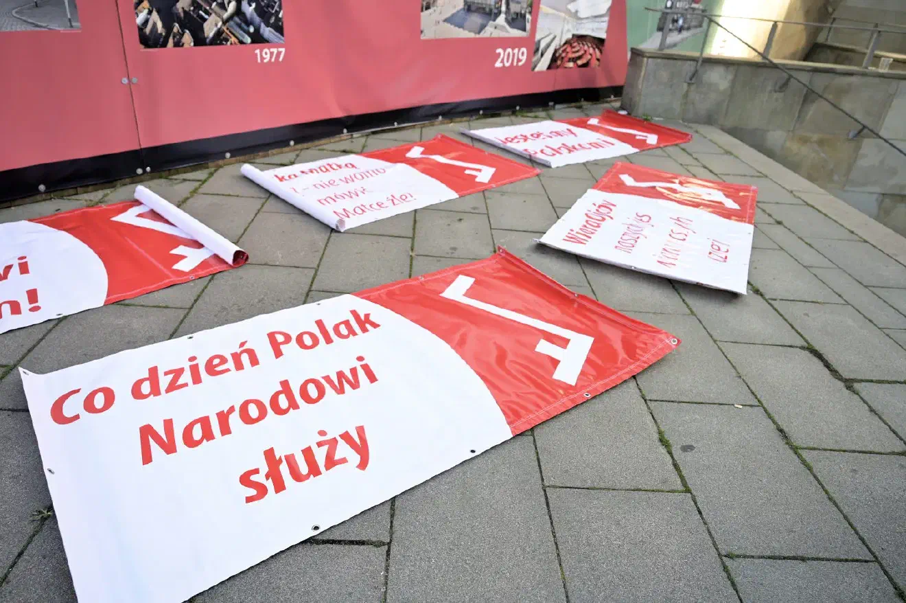 Auch der nun am vergangenen Wochenende durchgeführte Aufmarsch wurde bestimmt durch nationalistische Parolen und Symbole. Neofaschistische Symbole fanden sich hingegen nicht.