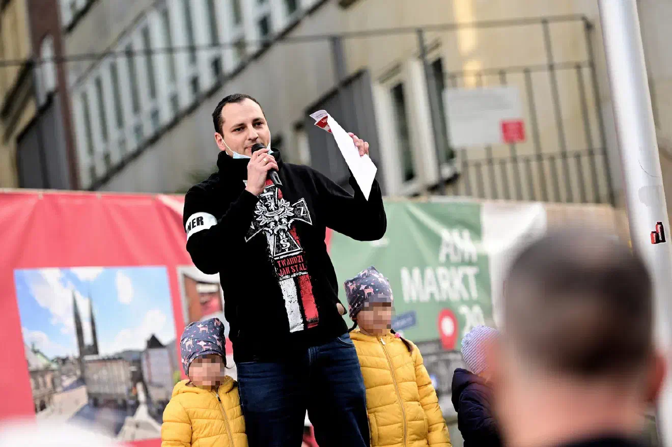 Auftaktsort war der Bremer Marktplatz. Von hier startete die Teilnehmer*innen zu einem Umzug in die Bremer Neustadt und zurück zum Ausgangsort.