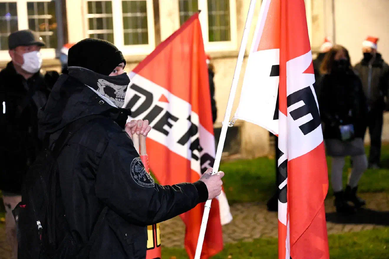 Gegen 16Uhr versammelten sich zu diesem Zweck etwa zwei dutzend Neonazis vor dem Arbeitsamt.