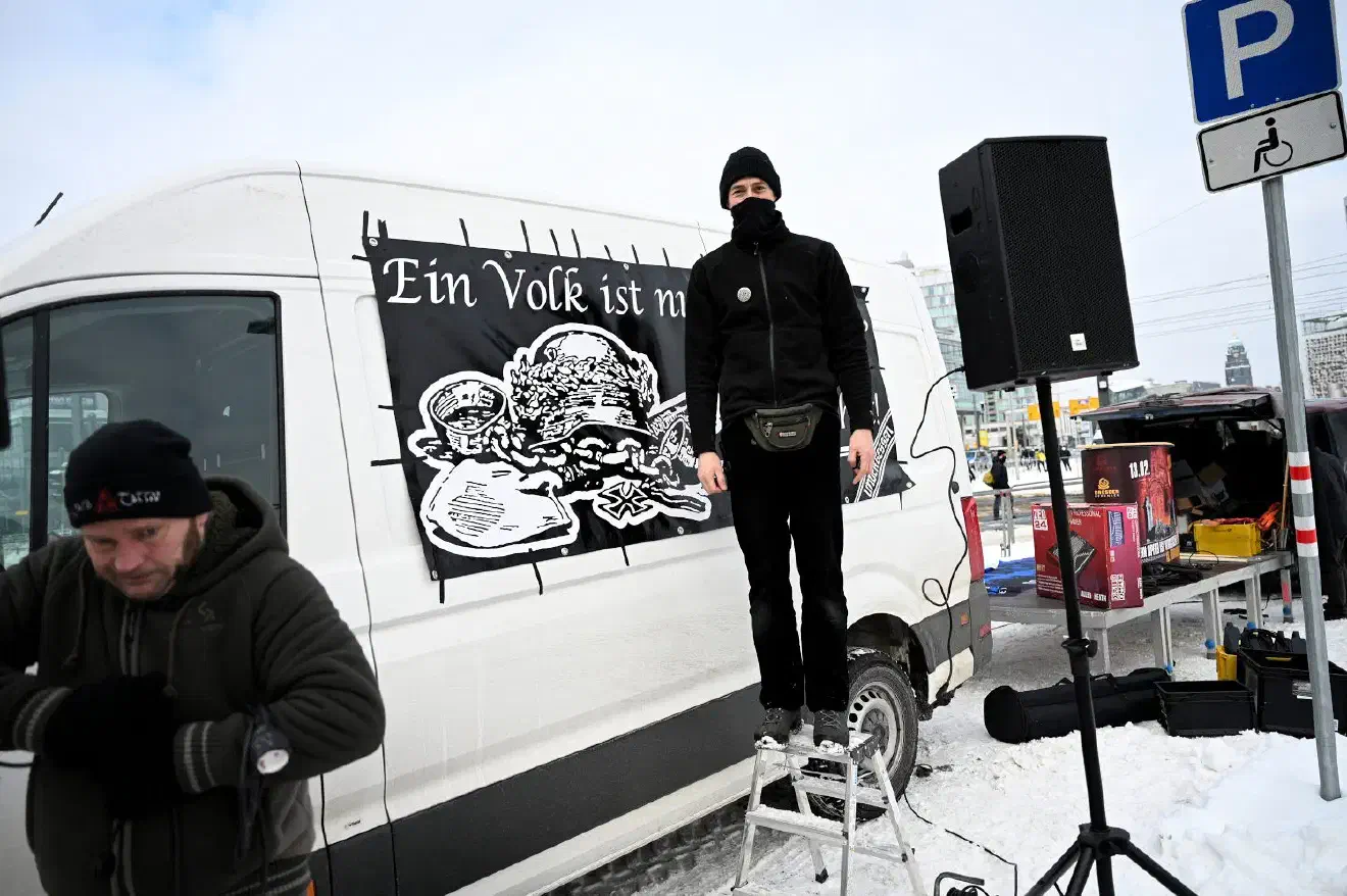 Ursprünglich waren für den Tag zwei verschiedene Veranstaltungen angemeldet worden. Die Anmeldung für eine Kundgebung der NPD-Jugendorganisation wurde jedoch kurzfristig zurückgezogen.