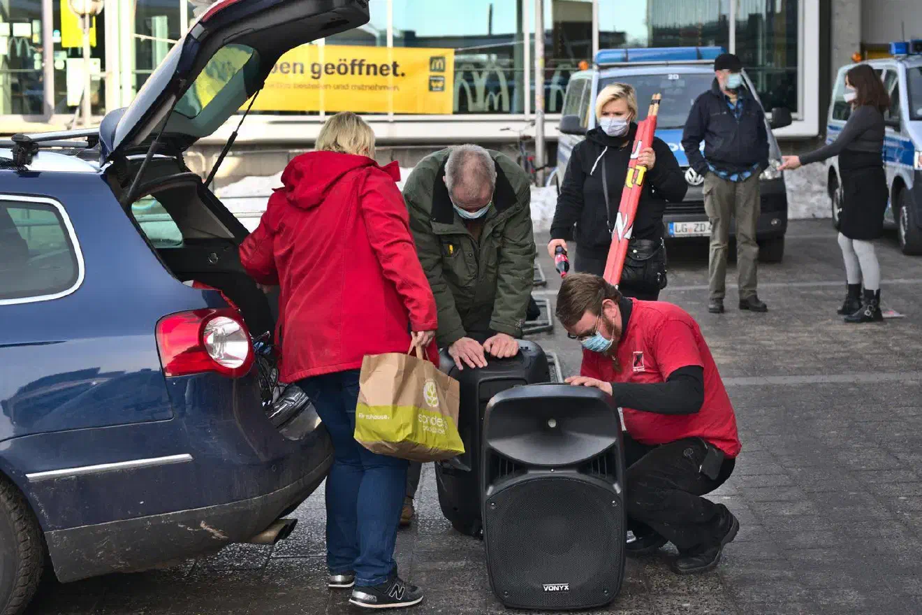 Wie auch bei den vergangenen Kundgebungen der Braunschweiger „Rechten“ stellte der niedersächsische Landesvorsitzender der Partei auch dieses Mal wieder sein Fahrzeug als Lautsprecherwagen zur Verfügung: eine nicht nur für die lokalen Strukturen nützliche Symbiose. Worch und Niemann, beide ohne Gruppenanbindung quasi im freien Raum schwebend, sehen in solchen Veranstaltungen eine Möglichkeit in die Öffentlichkeit zu treten.