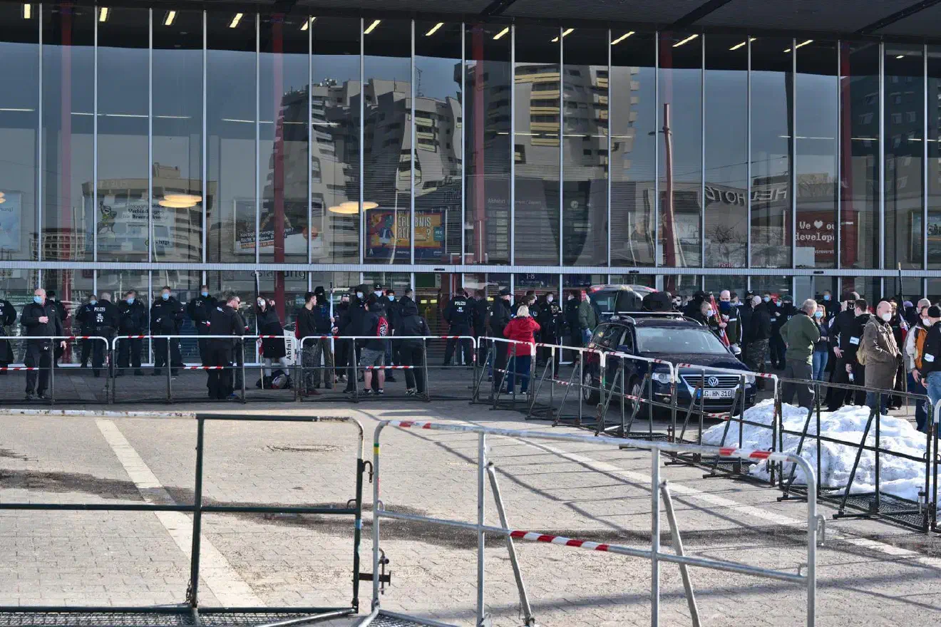 Die Teilnehmerzahl aus der eigenen Struktur lag unter 10 Personen und zeigt deutlich den Weg, auf dem die „Die Rechte“ nicht momentan  befindet: im Sinkflug. Nicht nur in Niedersachsen zeigen sich diese Auflösungserscheinungen. 