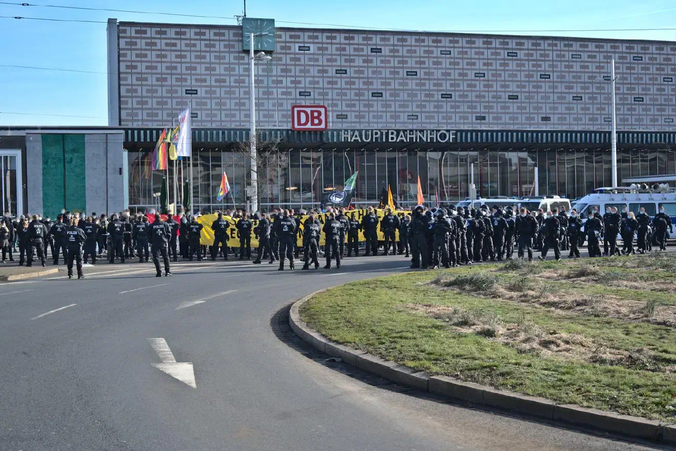 Bereits am Auftaktort vor dem Braunschweiger Bahnhof gab es starken Gegenprotest, der die Neonazist*innen auch während ihrer Demonstration begleitete, und damit die These von Johannes Welge konterkarierte, dass „Die Rechte“ in Braunschweig ungehindert agieren könne.