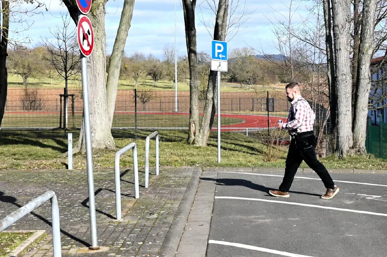 Doch selbst diese Zahl stellte sich als zu hohe Hürde für die NPD in Hessen heraus. Mit etwa 50 Personen kam gerade einmal die Hälfe an zuvor erwarteten teilnehmer*innen zusammen.