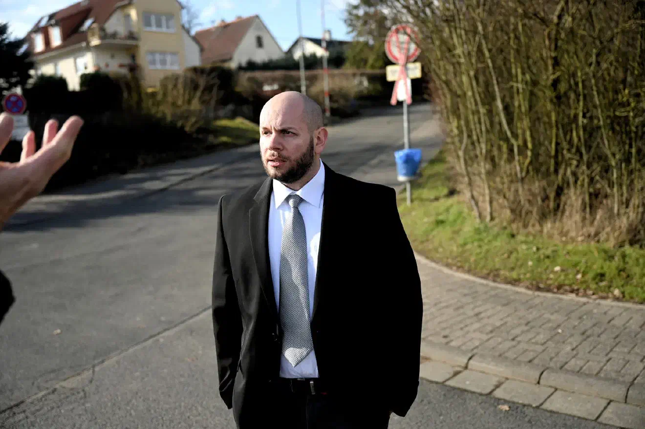 Der ehemalige Landesvorsitzende der NPD in Hessen wurde hier, am 5. September 2019 mit den Stimmen von CDU, SPD und FDP im Ortsbeirat einstimmig (bei zwei Abwesenheiten) zum Ortsvorsteher des Ortsteils Waldsiedlung der Gemeinde Altenstadt gewählt - nach öffentlichem Druck wurde die Entscheidung rückgängig gemacht.
