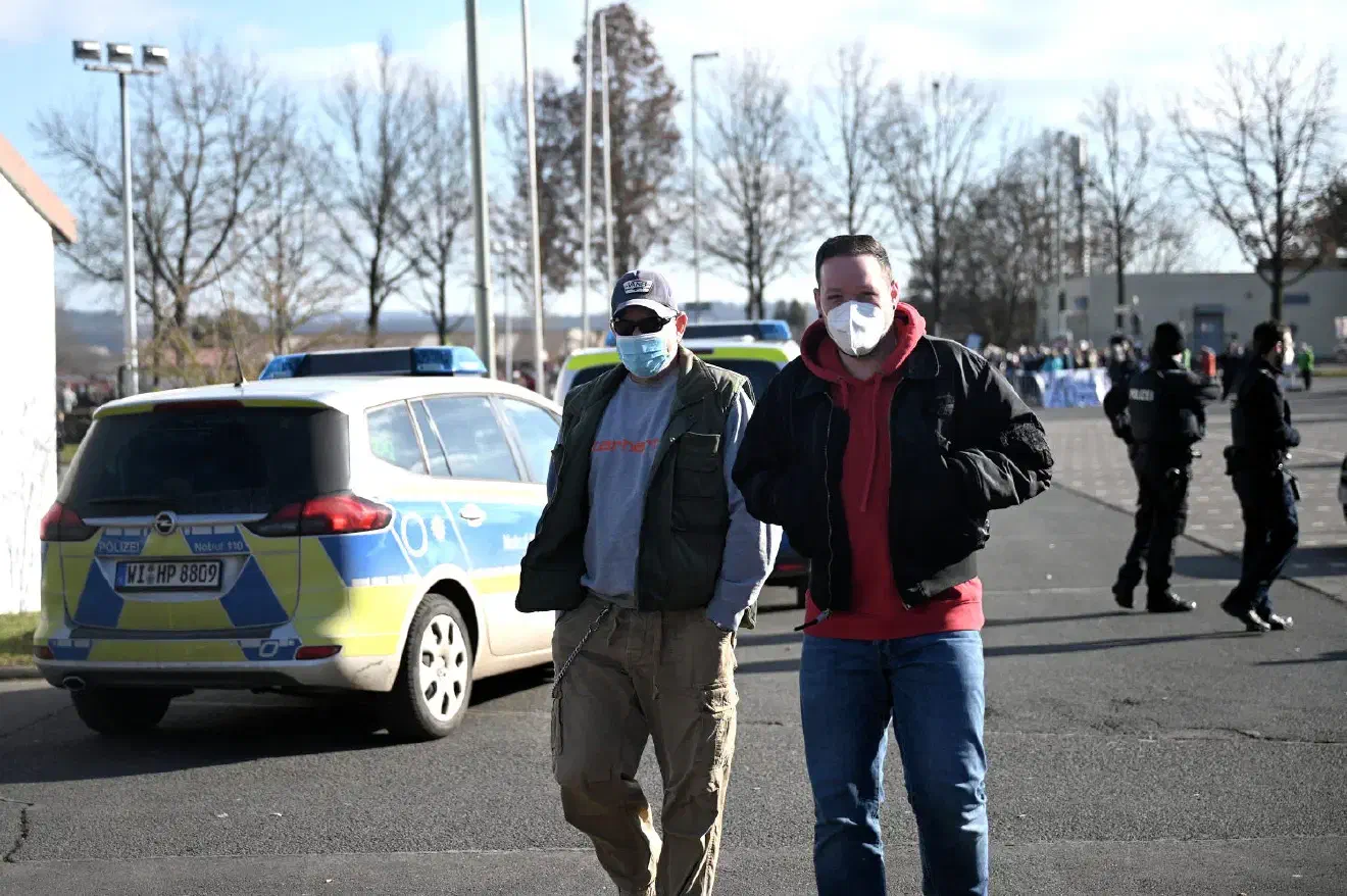 Neben Frank Rennicke nahm auch die Liedermacherin Karin Mundt (Bild: 047) an der Veranstaltung teil. Diese hatte sich erst kurz zuvor bei den Veranstalter*innen gemeldet und darum gebeten in Altenstadt auftreten zu dürfen.