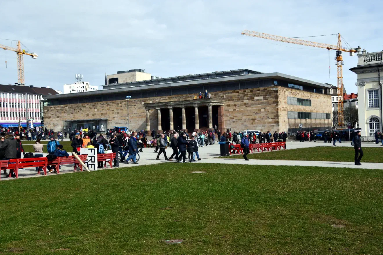 In entsprechenden Messengergruppen wurde dazu aufgerufen, sich in der Stadt zu treffen. Dem Aufruf folgten etwa 20.000 Menschen - und damit mehr als erwartet.