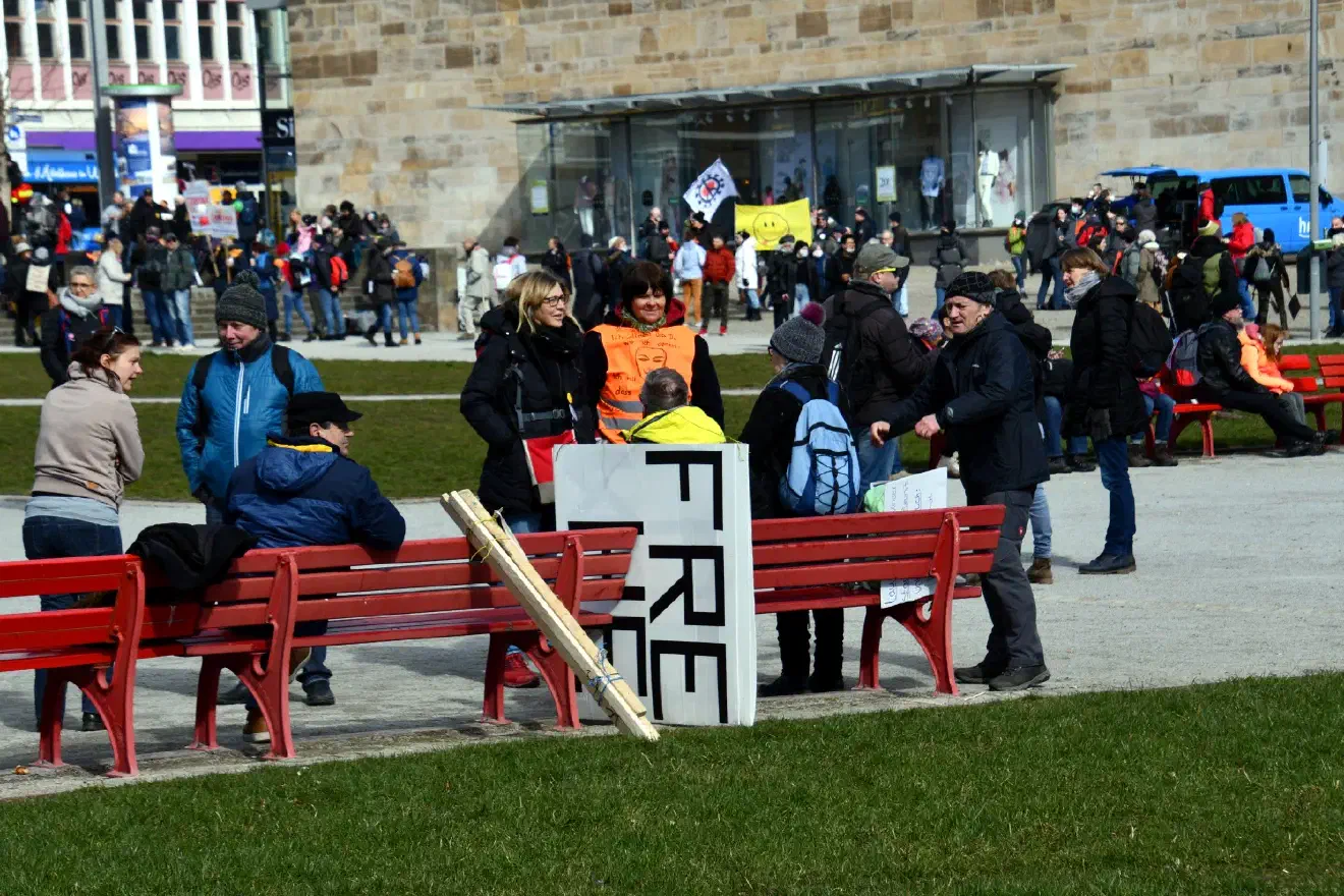 Schon vor dem offiziellen Beginn der Veranstaltung hielten sich hunderte Teilnehmer:innen im Innenstadtbereich auf, genauer auf dem Kasseler Friedrichsplatz.