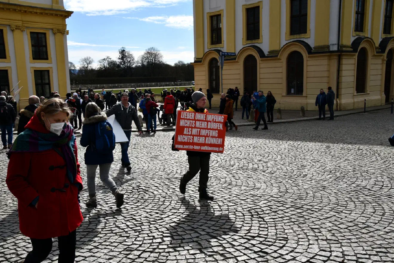 Vor allem Plakate mit Inhalten gegen das Impfen und damit verbundenen Verschwörungserzählungen waren an diesem Tag sehr präsent.