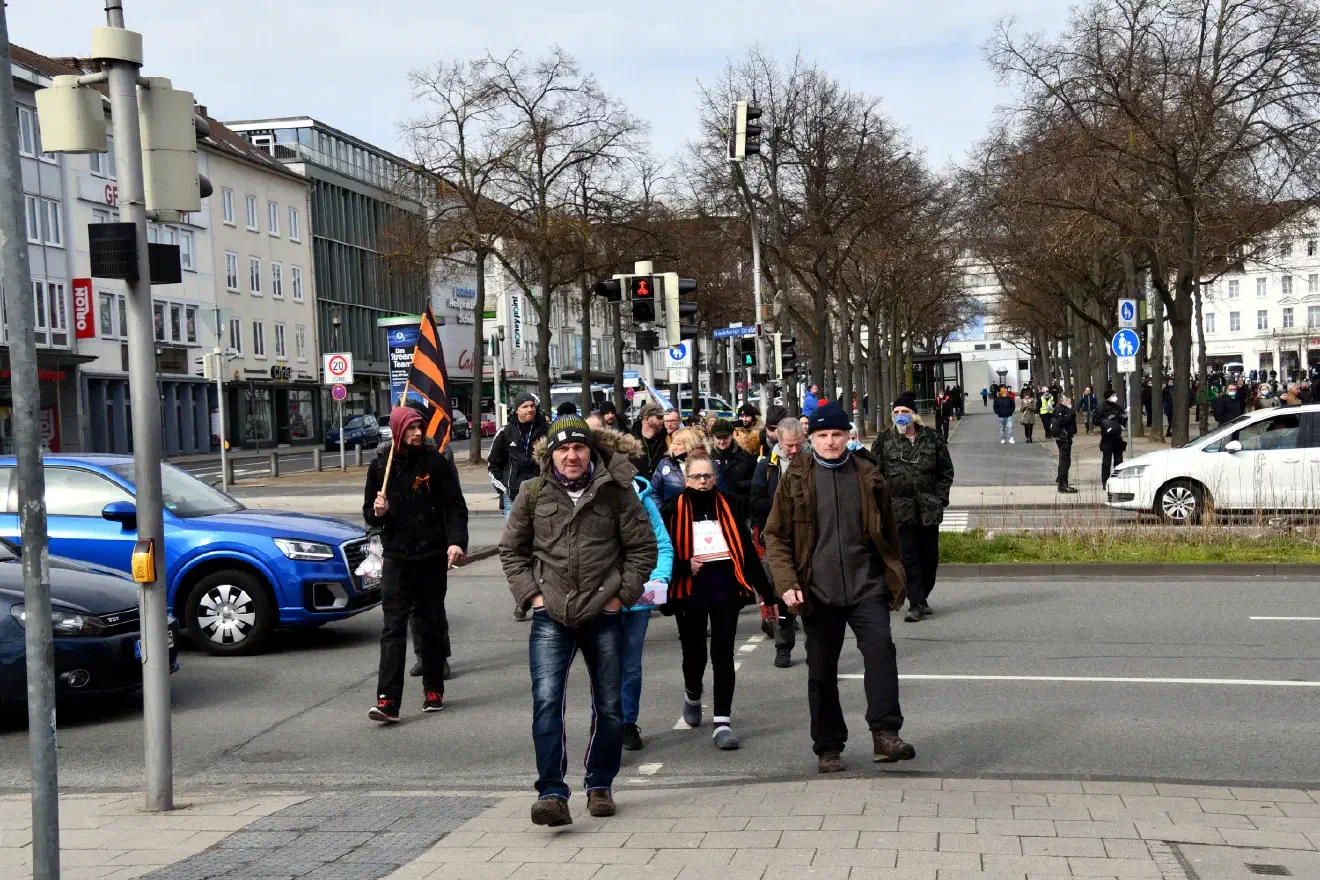 ... zumindest für einen großen Teil der diffusen Masse an Querdenker:innen ein Symbol für die Unterstützung der Politik Putins.