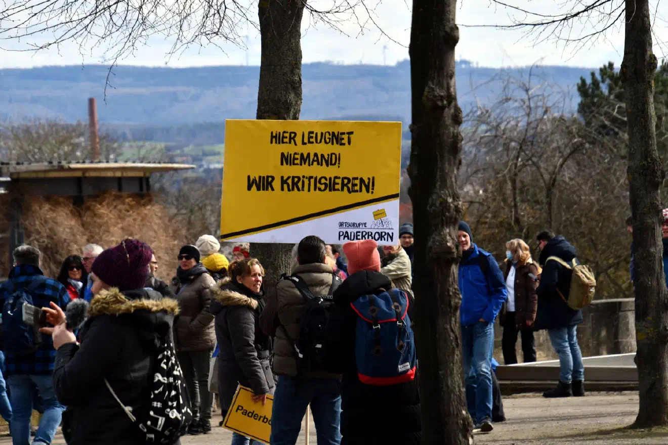 ...dominierte das Bild doch eine Mischung aus bürgerlichen Coronaleugner:innen verschiedener Couleur, Akteure der organisierten Rechten zeigten sich in der Minderheit.
