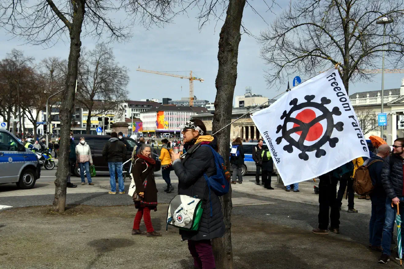 Den ganzen Tag über konnten spontane Demonstrationen durch die Stadt ziehen und riesige Menschentrauben die Innenstadt dominieren. Außerdem war auf dem Messeplatz Schwanenwiese eine große Bühne aufgebaut, um dort die Menschenmenge mit einem Programm über mehrere Stunden zu unterhalten.