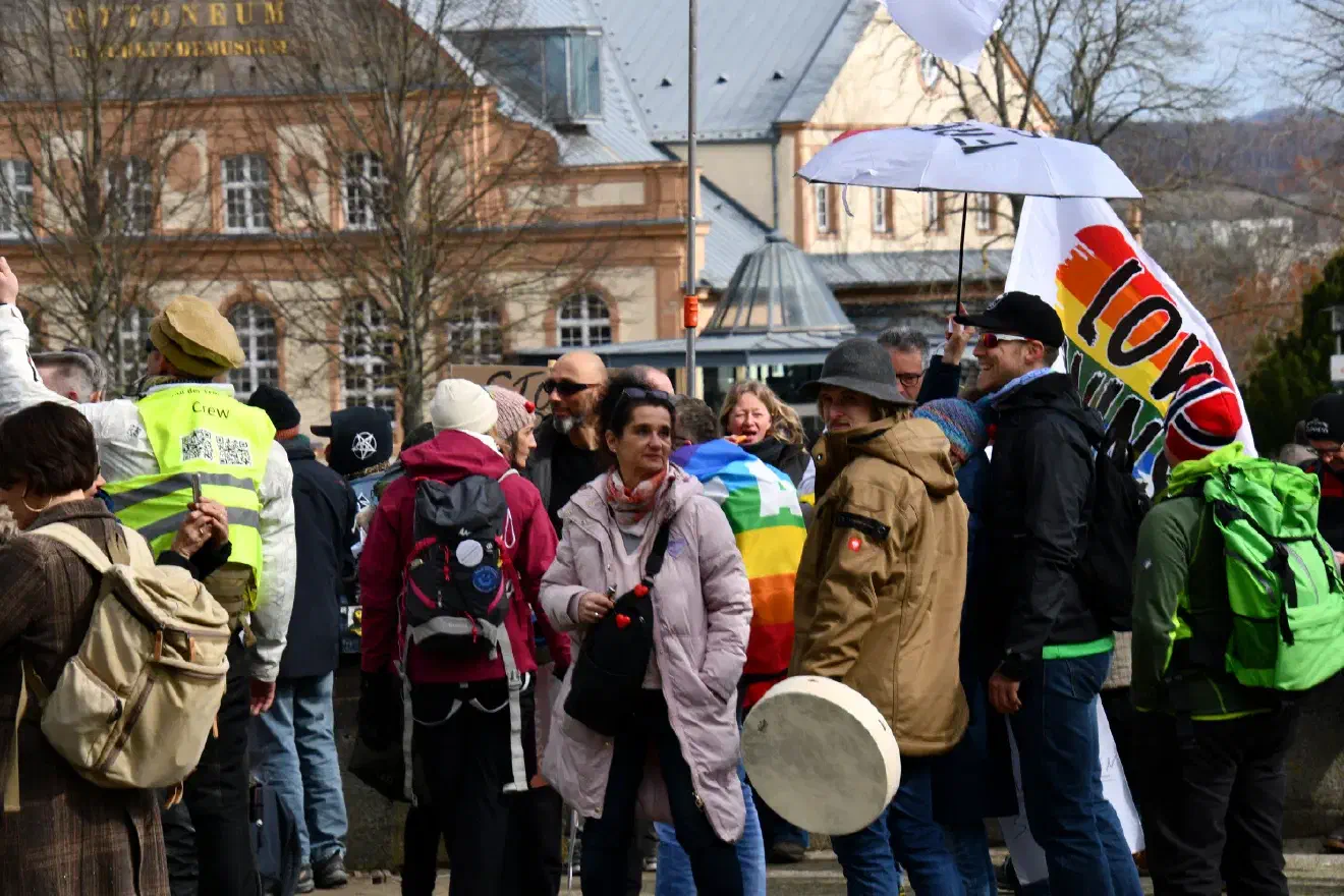 Im Laufe des Tages kam es zu mehreren körperlichen Angriffen auf Journalist:innen,...