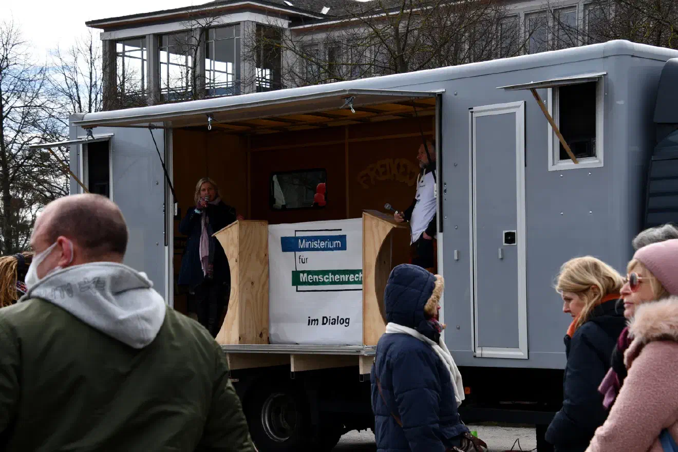 Allen Verboten zum Trotz wurde auf dem Friedrichsplatz ein LKW als Bühne aufgebaut und ein Programm abgehalten.