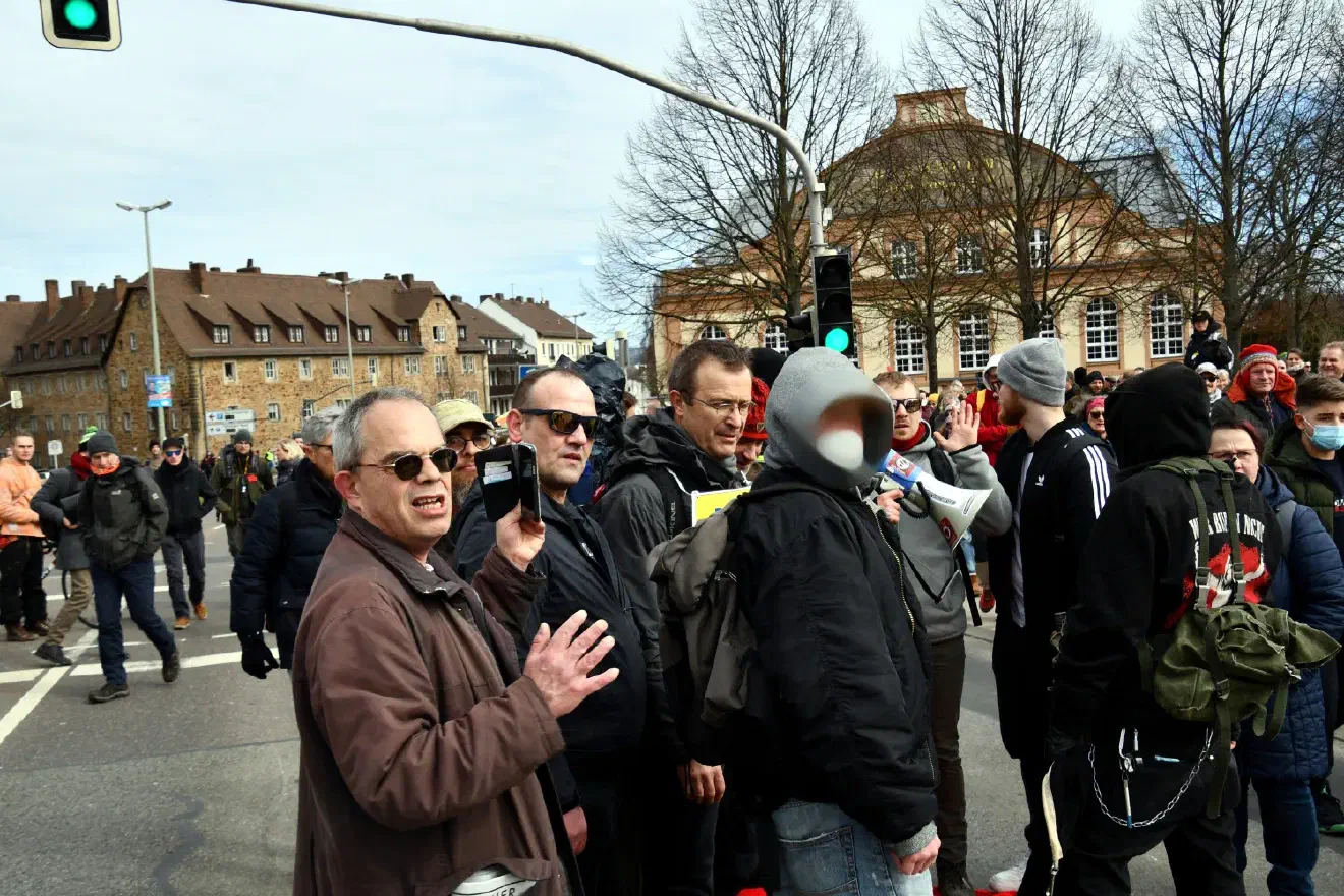 Es wurden an diesem Tag unter anderem Aktivist:innen der Identitären Bewegung, des III. Wegs und der NPD gesichtet, ebenso wie Mitglieder der AfD.
