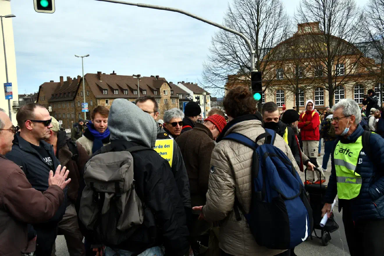 Einsame -Kein Bock auf Nazis- Schilder und -Nazis raus-Sprechchöre aus den Reihen der Teilnehmer*innen machen hier auch keinen Unterschied mehr in deren Auftreten.
