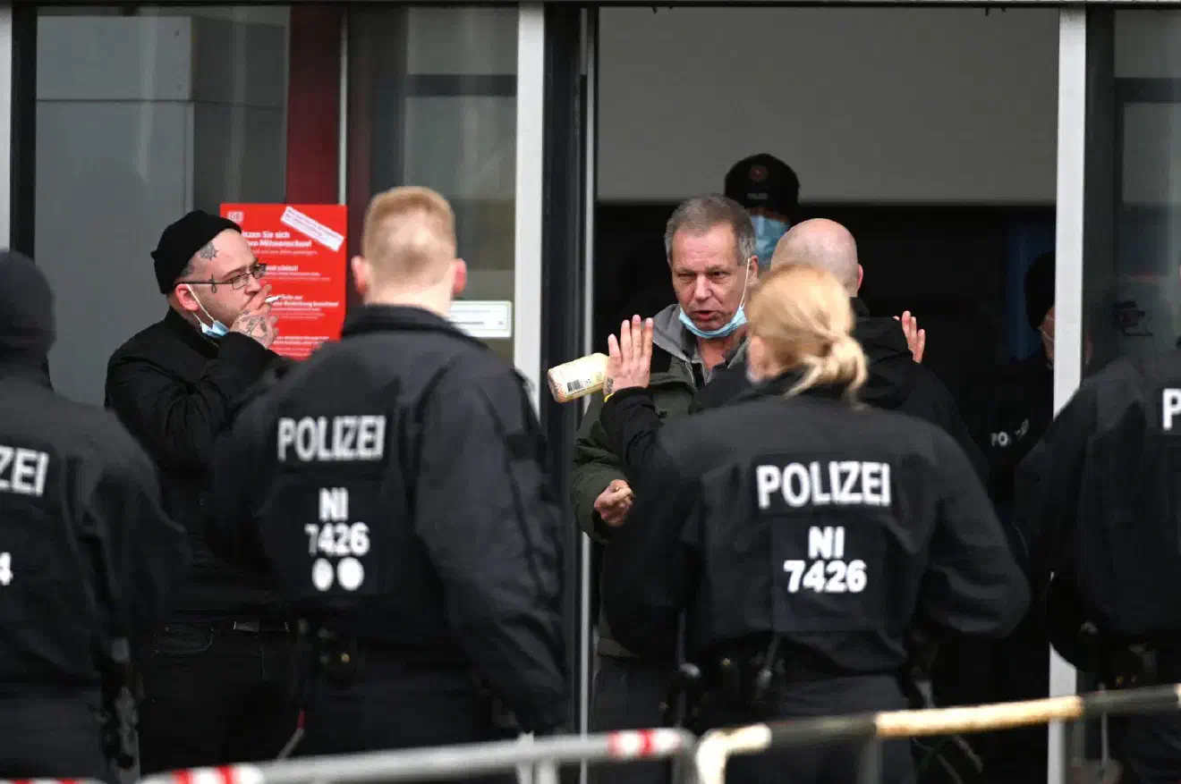 Bildmitte: Christian Worch, Anmelder und Versammlungsleiter der Demonstration am 27.03.2021 in Braunschweig.