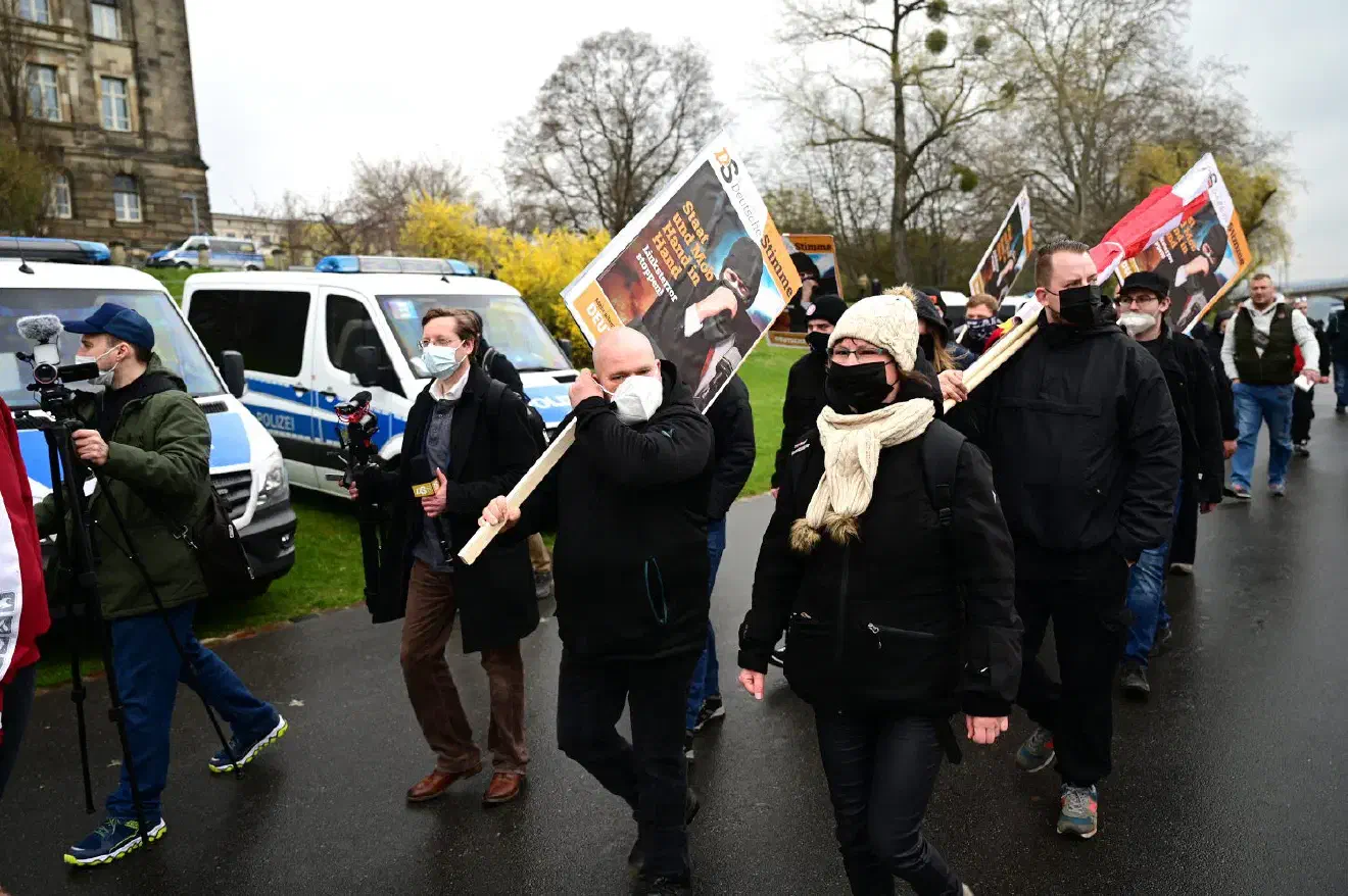 Das es sich bei den Autor:innen des COMPACT-Sonderheftes unter anderem um ehemalige JN-Aktivisten handelt scheint in diesem Zusammenhang auch nur ein weiterer Zufall zu sein - ein Schelm wer Böses dabei denkt. 