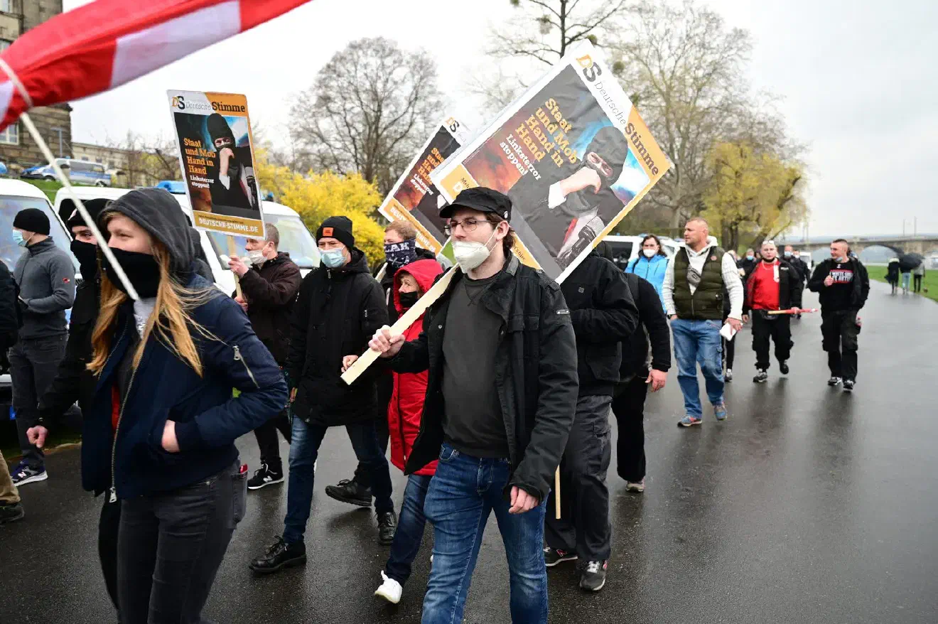 Ebenso fern blieben Vertreter:innen nahezu aller JN-Landesverbände, mit Ausnahme der JN-Sachsen und eines Vertreters der JN Berlin.