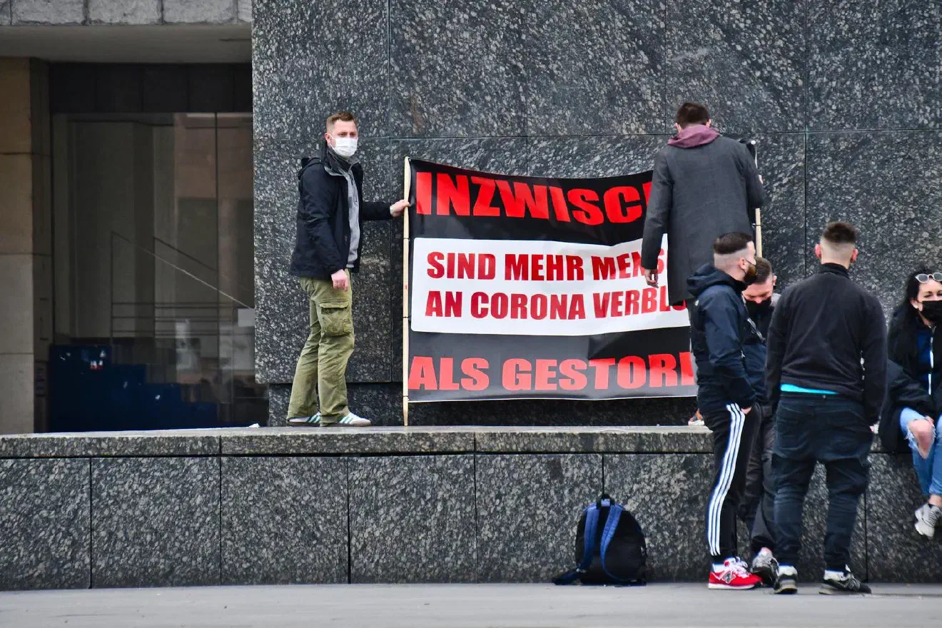 Zu jenen, die aktiv an der Durchführung der Kundgebung beteiligt waren, gehörte auch der rechte Aktivist und ehemalige Dortmunder Michael Brück, der erst kürzlich nach Chemnitz gezogen ist.