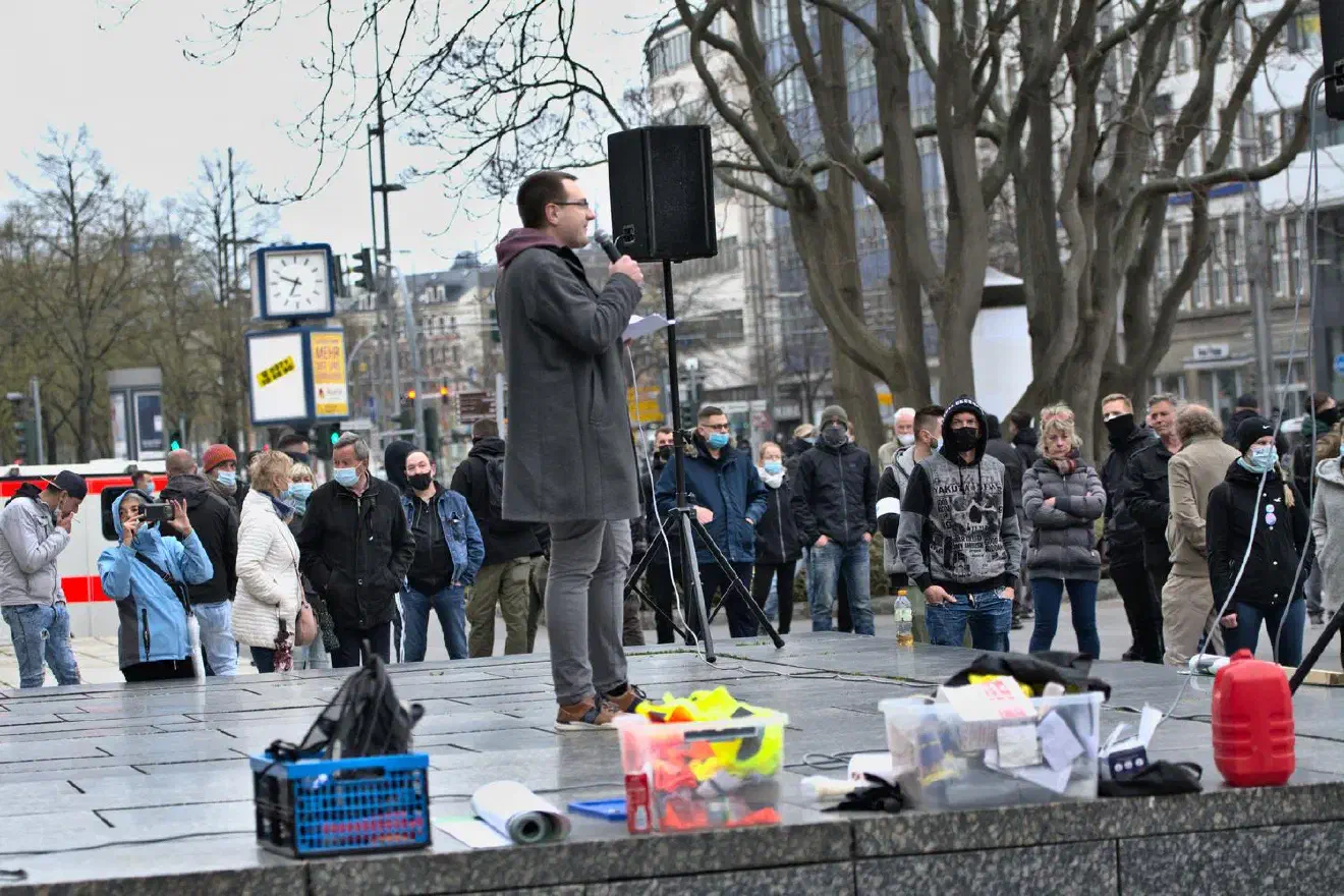 Zu den Rednern gehörte auch der NPD-Mandatsträger Stefan Hartung. Er hielt die mit Abstand längste Rede. Er war ebenfalls für die Veranstaltung verantwortlich.
