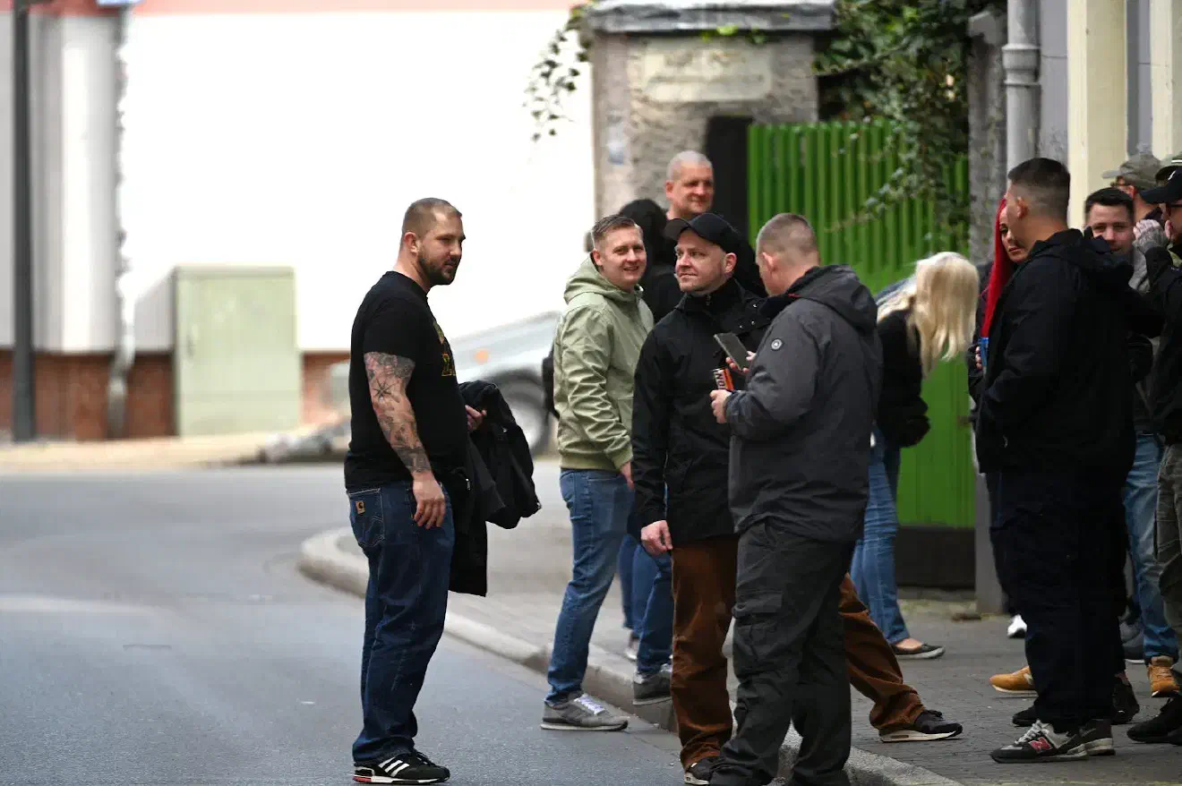 Einige der angereisten Neonazis zogen es vor, sich in Dortmund im Hintergrund zu halten und sich erst später den Veranstaltungen in Essen und Düsseldorf anzuschließen.
