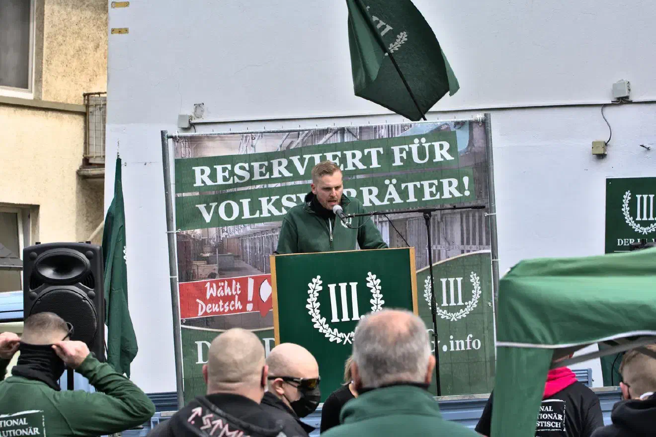 Bender beschwerte sich schon vor Start der Veranstaltung, dass die Polizei den Aufmarsch nicht stattfinden lassen wolle. Dies führte offenbar zu einigen Komplikationen.