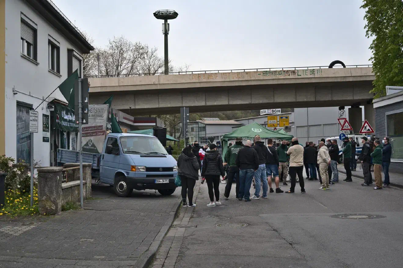 ... Dies führte jedoch nur eingeschränkt zu der sonst starken und entschlossen wirkenden Außendarstellung, die der Partei auf anderen Veranstaltungen besser gelungen ist.