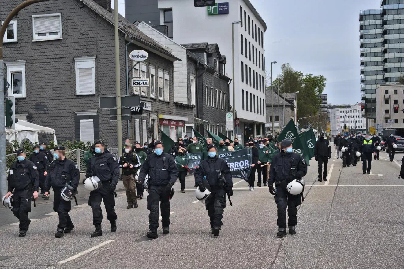 Der Gegenprotest war von der Demonstration aus nur vereinzelt sichtbar, dafür aber umso energischer. Einzelne Gegendemonstrant*innen schafften es direkt vor die Demonstration und sorgten so für eine hitzige Situation.