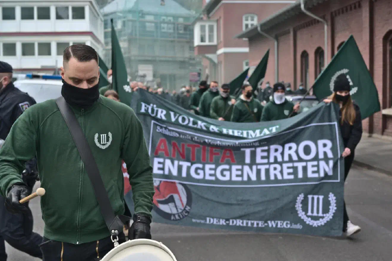 Der Demonstrationszug lief eine vergleichsweise kleine Runde über die Wiesenstraße, den Kirchweg und über die Koblenzer Straße zurück zum Startort.