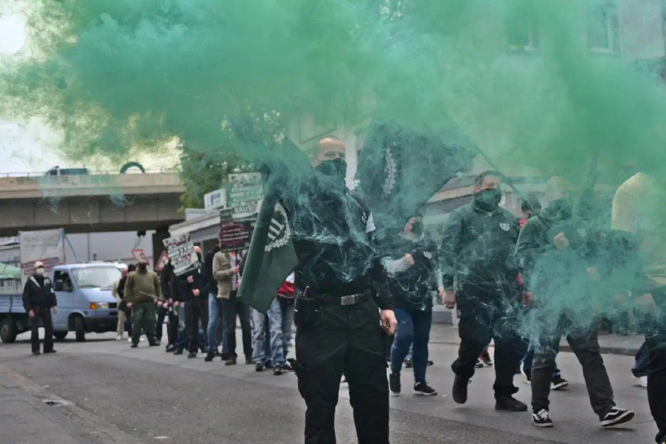 Zwei Rauchtöpfe wurden zum Start der Demo gezündet.
